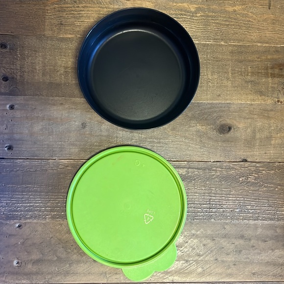 TUPPERWARE cereal bowl - black bowl green lid - Picture 2 of 3